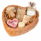 Szív alakú ajándék kosár tömőanyaggal 