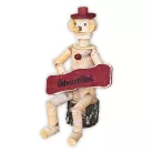 Holzfigur mit "Üdvözöllek"-Schild