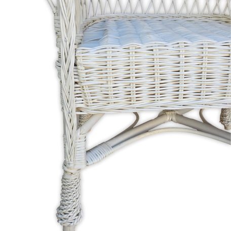 Fonott vessző fotel fehér színben